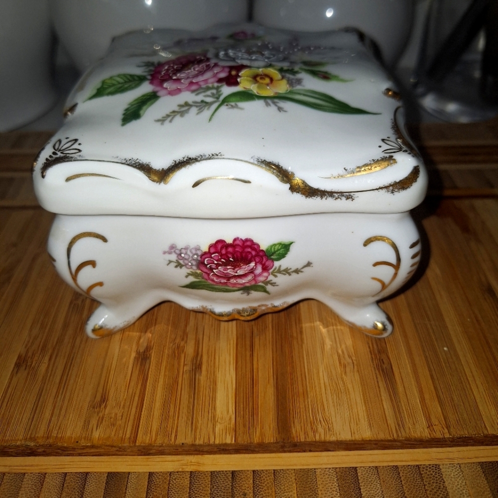 Porcelain tinker box